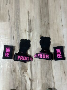 Frog Grips Wrist Wraps in Black & Hot Pink - size small